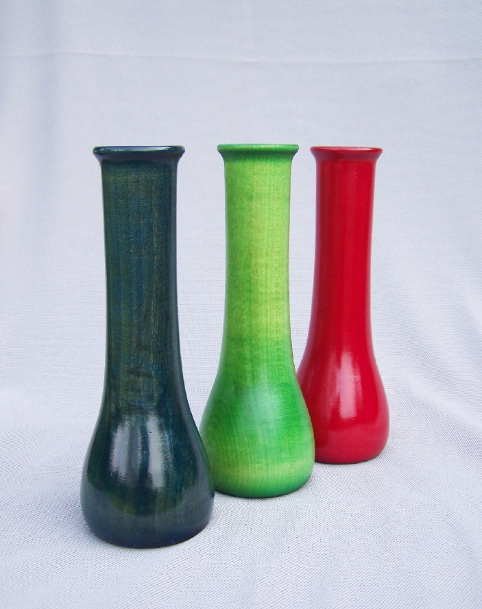 Vase Form II mit Glaseinsatz, (Kleinserie), verschiedene Farben, Höhe: 18 cm, Preis: 25,- €.
Mit Wasserbeize gefärbt und klar lackiert. Bitte beachten: die Farbe grün ist ausverkauft !!!