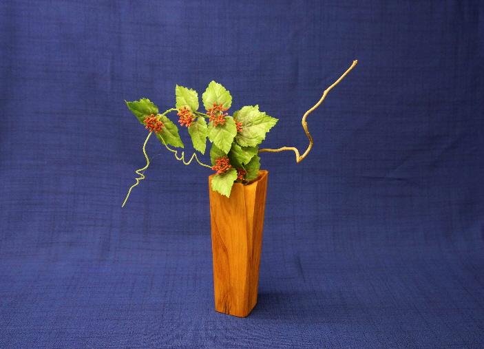 Vase > Unikat 6 mit Kehle < in Birne geölt mit Glaseinsatz,  rückseitig birnetypischer Holzeinschluß, Höhe: 20cm, Preis: 45,- €